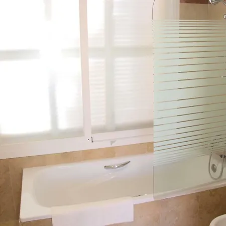 Condes De Iza Large Townhouse Sleeps 8 Rdr122